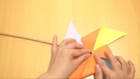 Membuat Kincir Angin dari Kertas