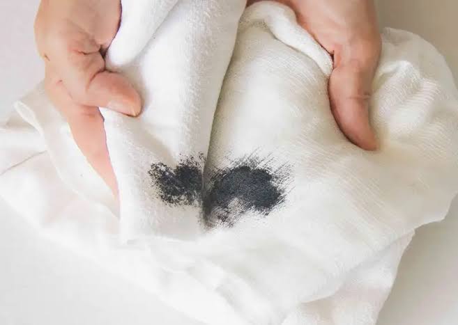 Menghilangkan Tinta Spidol di Baju dengan Pasta Gigi