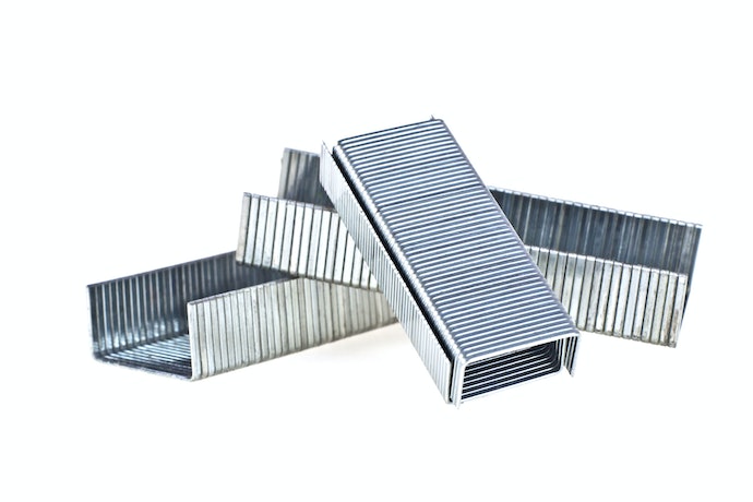 Mengisi Staples Tembak